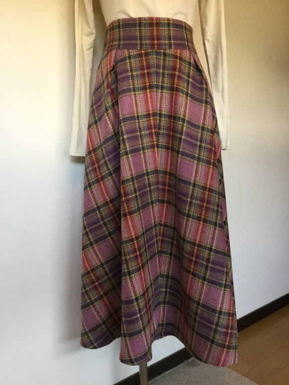 ウール地ピンク色のタータンチェックのロングフレアースカートとストールの組み合わせ 8枚目の画像