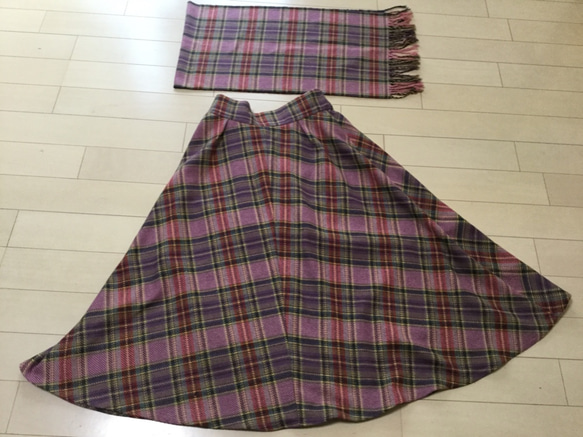 ウール地ピンク色のタータンチェックのロングフレアースカートとストールの組み合わせ 9枚目の画像