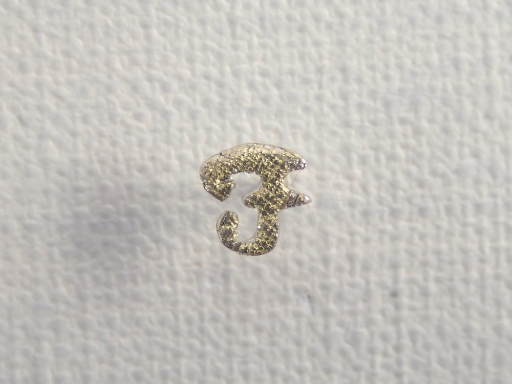 d-NH  -colore-  ピンバッチ・タイタック ｢F｣  #7811F [ SV925 × K18金箔 ]