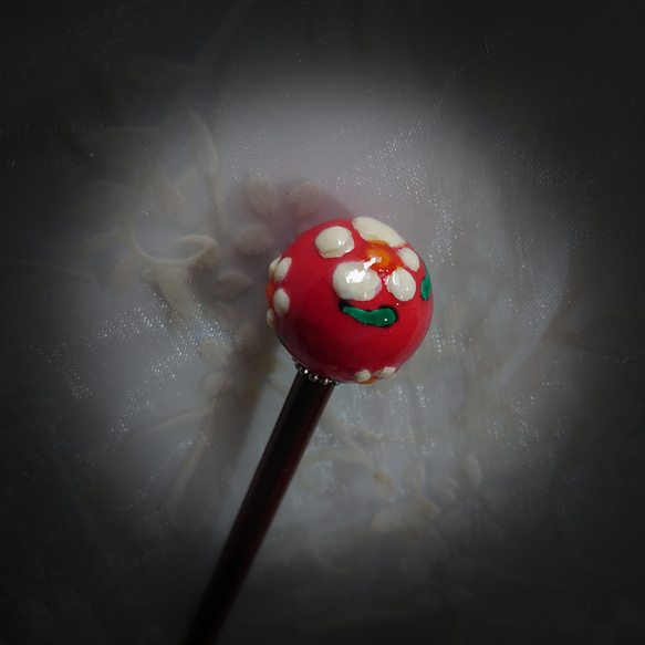 ②赤地＋白小花の玉かんざし 3枚目の画像