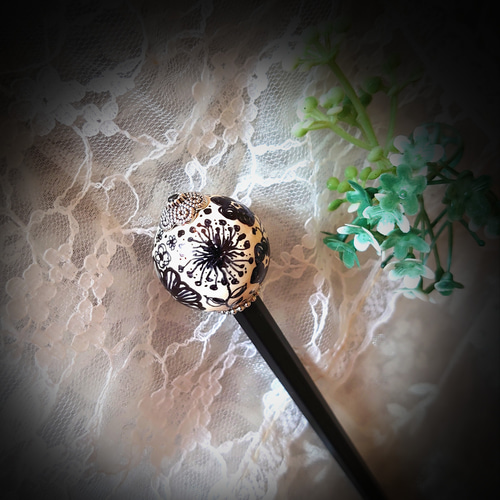 モノトーン花柄模様の玉かんざし【長さ18cm、樹脂製箸棒タイプ
