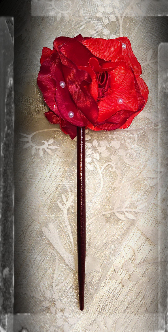 赤色バラ花飾りかんざし 1枚目の画像