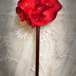 赤色バラ花飾りかんざし 2枚目の画像