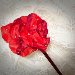 赤色バラ花飾りかんざし 3枚目の画像