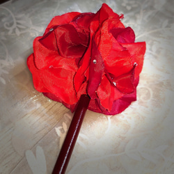 赤色バラ花飾りかんざし 4枚目の画像