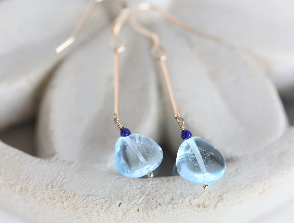 ブルートパーズとラプスラズリの揺れるピアス