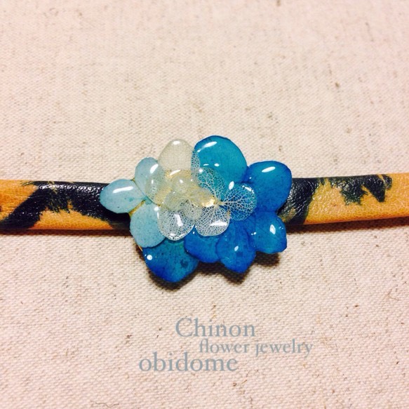 ブルーと白いあじさいの帯留めあじさいの帯留め