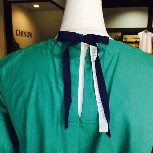 ミー様専用鮮やかグリーン後ろリボンバルーン袖ブラウス 4枚目の画像