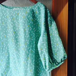 エメラルドグリーンしずく柄バルーン袖ブラウス SALE 4枚目の画像