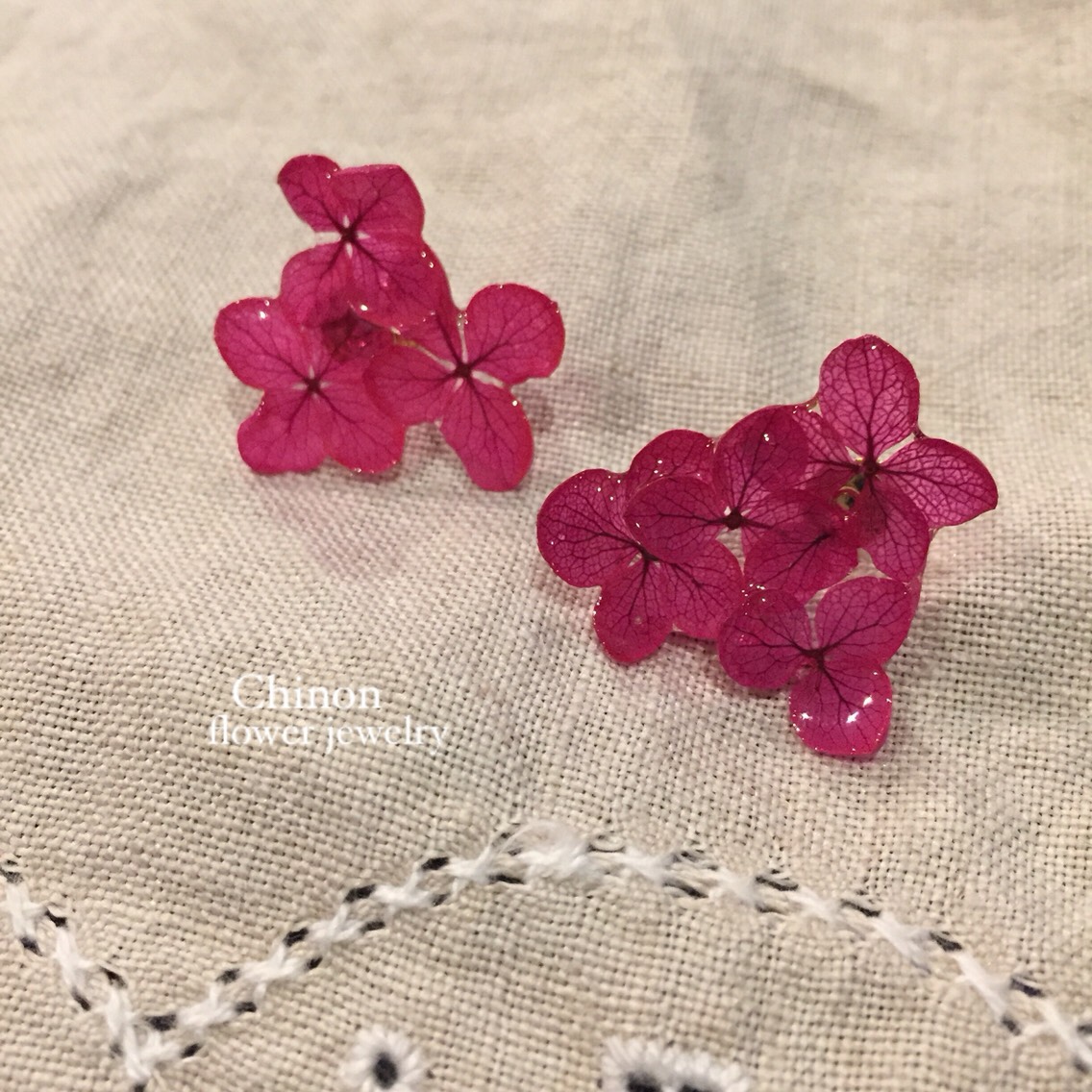 蛍光ピンクあじさいピアス