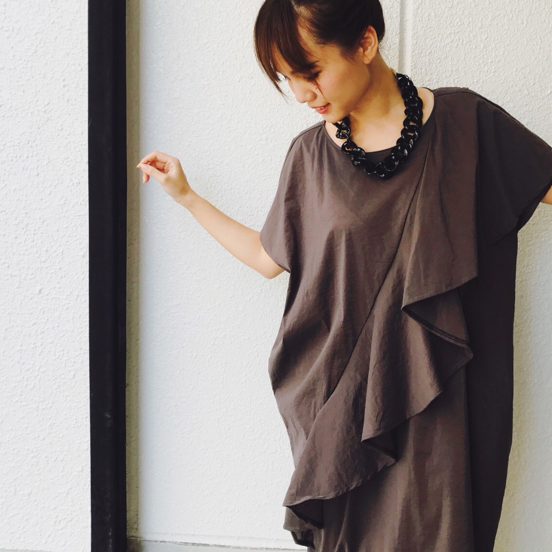 アシンメトリーフリルワンピースグレーSALE