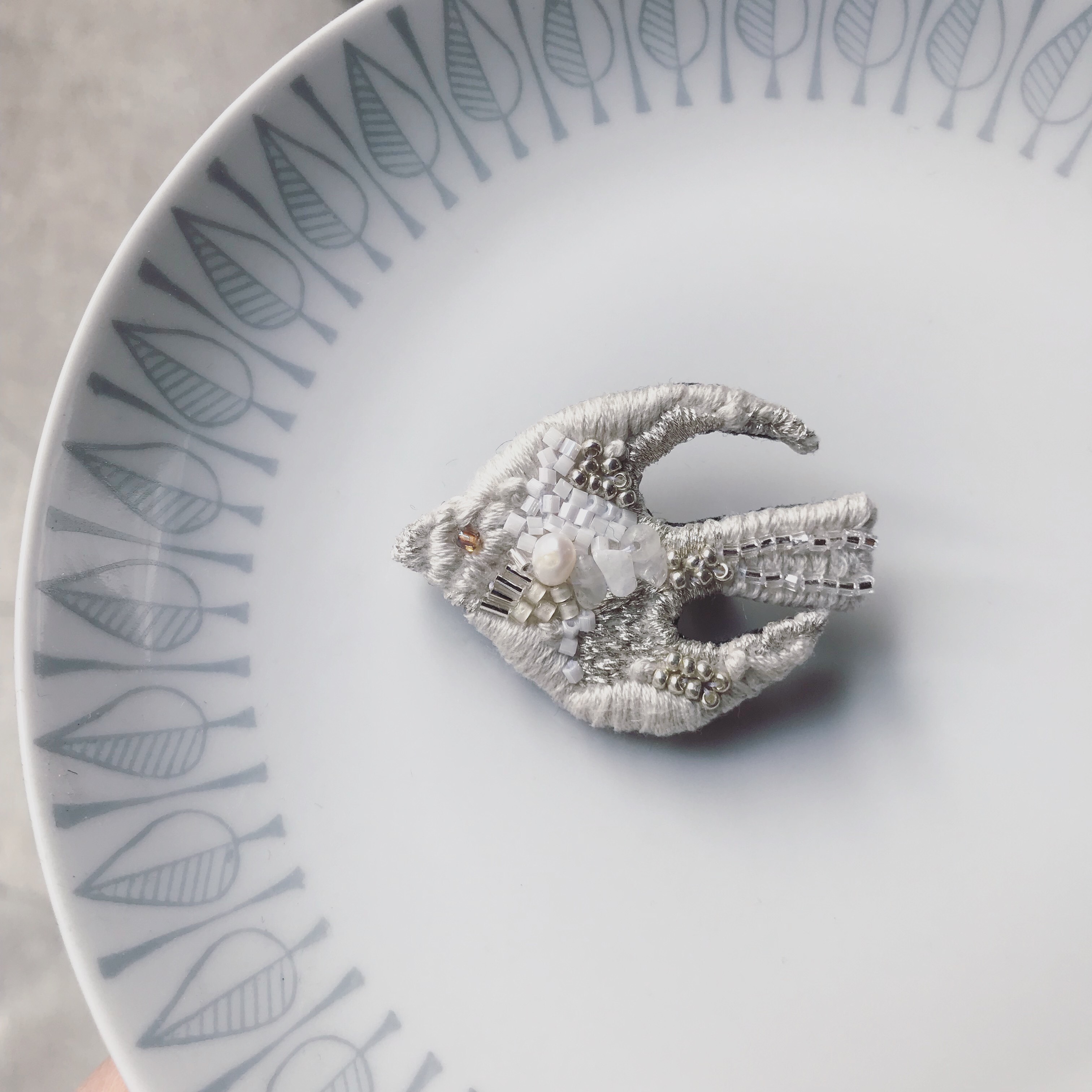 鳥の刺繍ブローチ