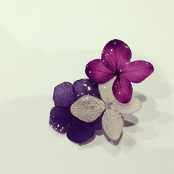 紫、水色、ネイビーのお花のイヤーカフ 2枚目の画像