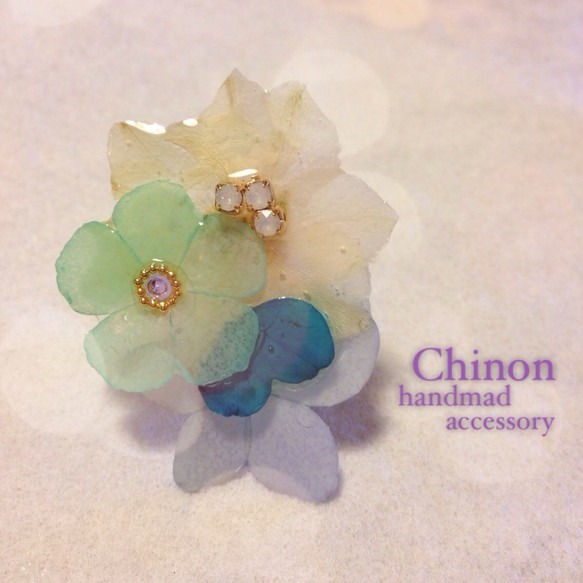 ふぞろいのアジサイデコレーション片耳イヤークリップ
