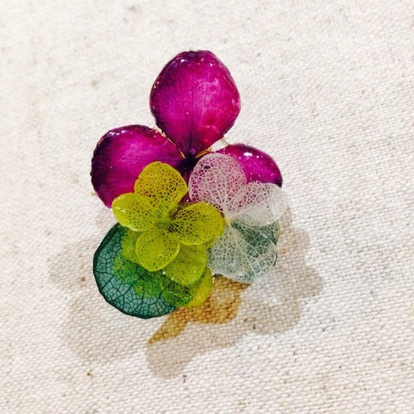 ふぞろいの紫陽花の片耳イヤリング 2枚目の画像