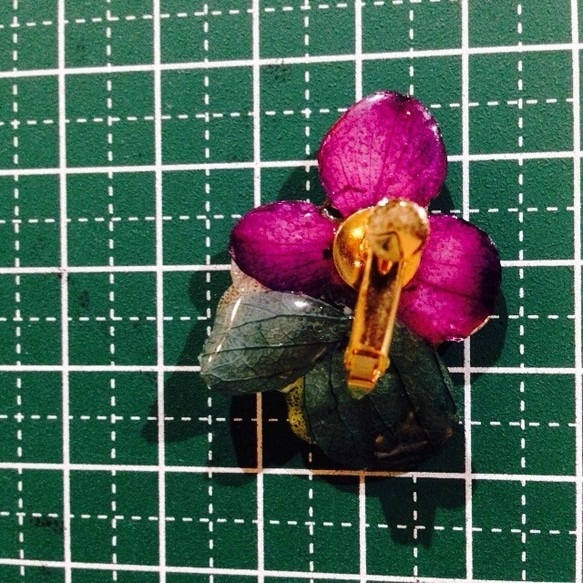 ふぞろいの紫陽花の片耳イヤリング 3枚目の画像