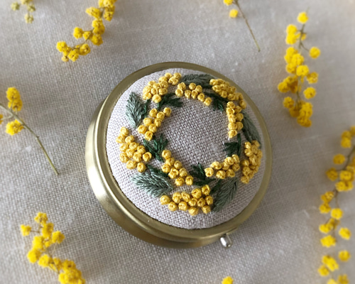 手刺繍入あずき/小豆のアイピロー【ミモザリースと蝶々】 嫁ぎ