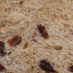 天然酵母のレーズン食パン。フェアトレードマスコバド糖と有機栽培レーズン使用！ 2枚目の画像