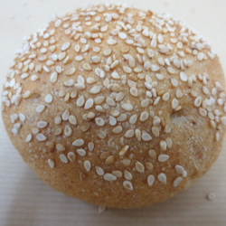 ノンミルク、ノンエッグの全粒粉50％配合生地＆有機栽培レーズンのロールパン！ 2枚目の画像
