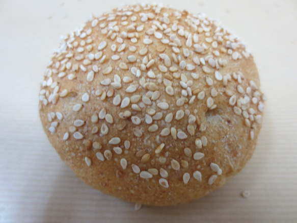 ノンミルク、ノンエッグの全粒粉50％配合生地＆有機栽培レーズンのロールパン！ 2枚目の画像