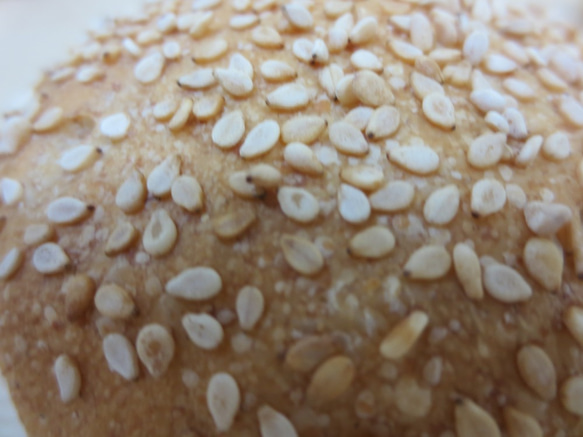 ノンミルク、ノンエッグの全粒粉50％配合生地＆有機栽培レーズンのロールパン！ 3枚目の画像