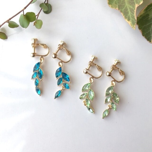 揺れる ガラスの葉っぱのイヤリング（グラス リーフ ブルー グリーン