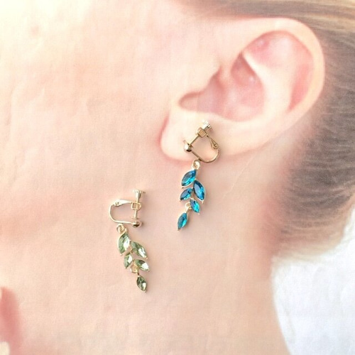 揺れる ガラスの葉っぱのイヤリング（グラス リーフ ブルー グリーン