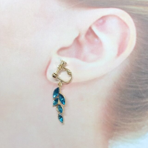 揺れる ガラスの葉っぱのイヤリング（グラス リーフ ブルー グリーン