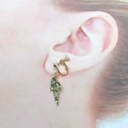 揺れる ガラスの葉っぱのイヤリング（グラス リーフ ブルー グリーン