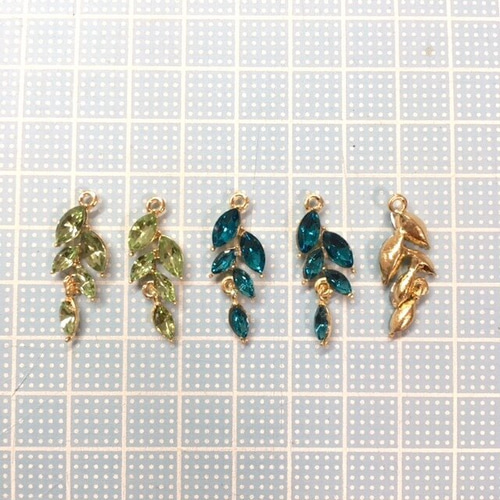 揺れる ガラスの葉っぱのイヤリング（グラス リーフ ブルー グリーン