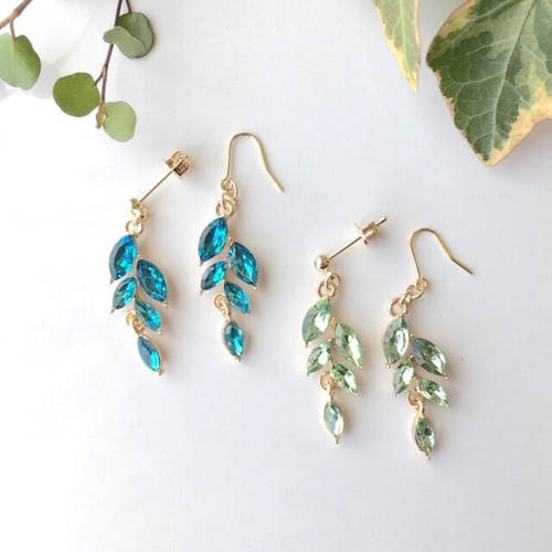 揺れる ガラスの葉っぱのイヤリング（グラス リーフ ブルー グリーン
