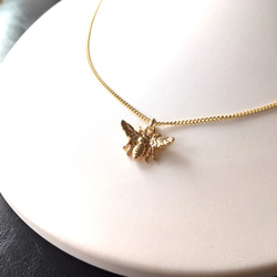 【白銀の蜂】 蜂のネックレス（ミツバチ 金色 銀色 シンプル 透明感） ネックレス