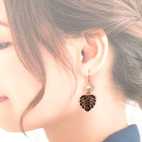 可愛らしい ウッドモンステラのピアスチャーム☆ 可愛らしい ウッドモンステラのピアスチャーム BETTERDAYS_CO_JP