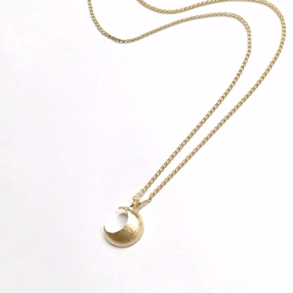 三日月のネックレス・柔らかな光とふっくらとした形　Crescent Moon Necklace クレッセント 1枚目の画像