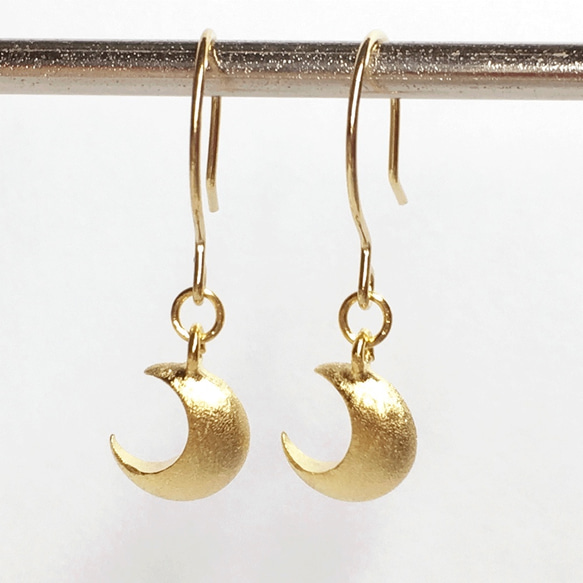 三日月のネックレス・柔らかな光とふっくらとした形　Crescent Moon Necklace クレッセント 7枚目の画像