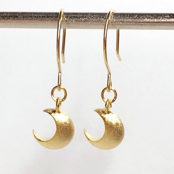 三日月のピアス・柔らかな光とふっくらとした形　Crescent Moon Pierce クレッセント 1枚目の画像