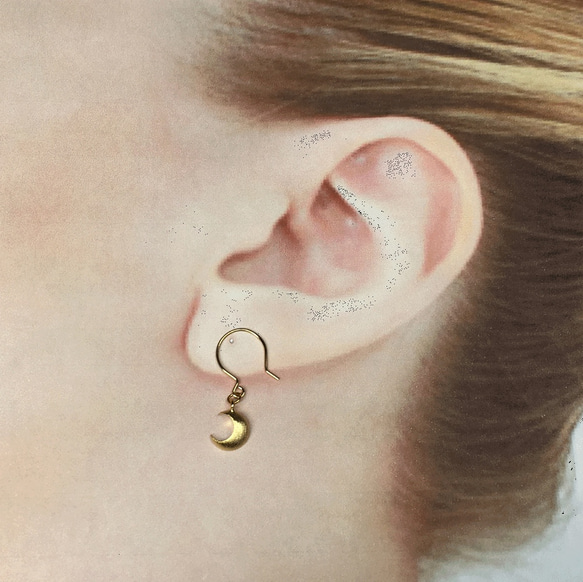 三日月のピアス・柔らかな光とふっくらとした形　Crescent Moon Pierce クレッセント 2枚目の画像