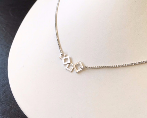 4つの四角が並んだネックレス（マットシルバー色 リズム スクエア