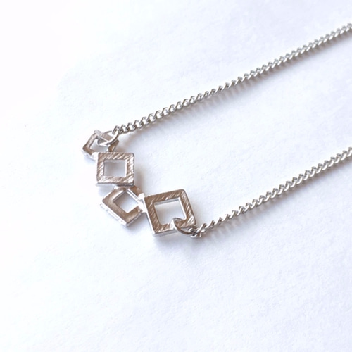 4つの四角が並んだネックレス（マットシルバー色 リズム スクエア