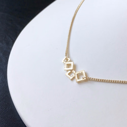 4つの四角が並んだネックレス（マットゴールド リズム スクエア