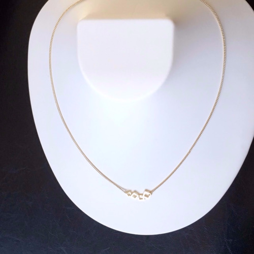 4つの四角が並んだネックレス（マットゴールド リズム スクエア