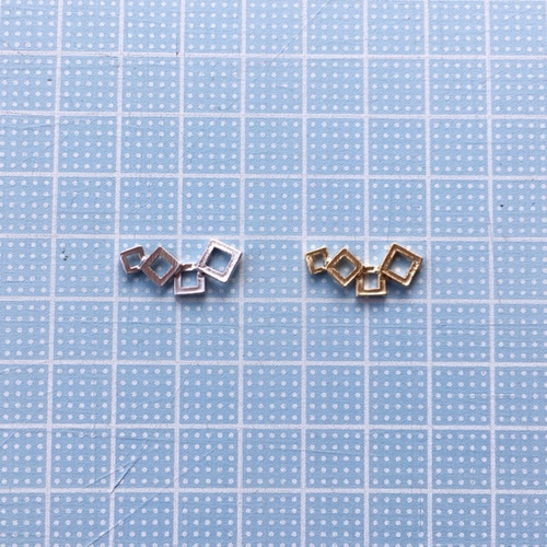 4つの四角が並んだネックレス（マットゴールド リズム スクエア