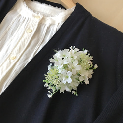白い小花のコサージュ　ナチュラルオーバル　卒業式 入学式に 3枚目の画像