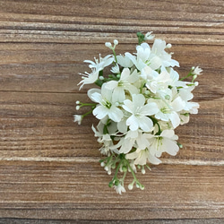 白い小花のコサージュ　ナチュラルオーバル　卒業式 入学式に 4枚目の画像