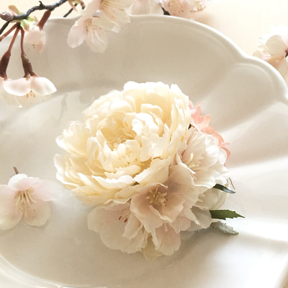 桜の季節に  クリーム色　【さくらの春コサージュ＃３】受注制作となります 2枚目の画像
