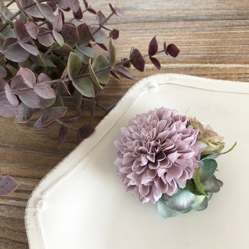 ニュアンスカラーのシックなコサージュ