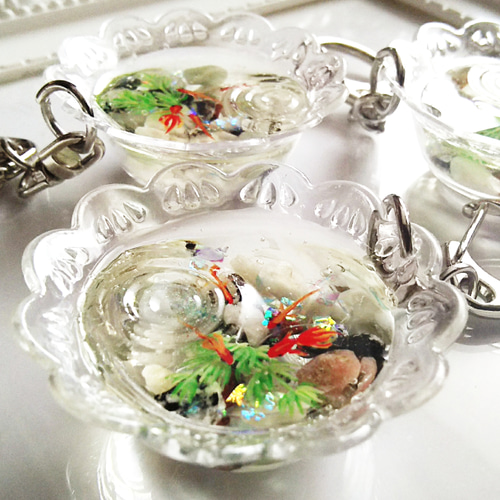 【813】金魚のチャーム／キーホルダー／レジン 夫婦金魚のキーホルダー / レジン / 水面 その他アクセサリー 華昇 優