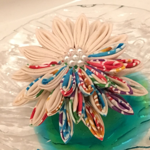 2wayピン／つまみ細工のコサージュ（大）／紅型 コサージュ 綾