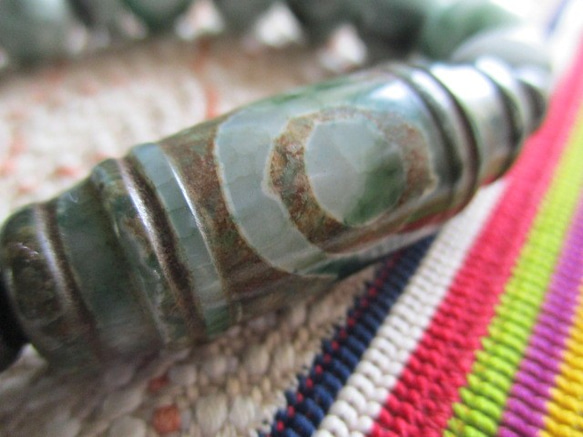 特殊型 緑三眼天珠とミャンマー翡翠のブレスレット 4枚目の画像