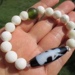 極楽浄土を飾る七宝:シャコ貝 観音様が琵琶を持たれた座姿：琵琶観音天